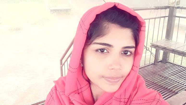 Ayisha Safeeda veio de uma fam&iacute;lia tradicional, mas conseguiu intercalar os estudos com a amamenta&ccedil;&atilde;o do filho