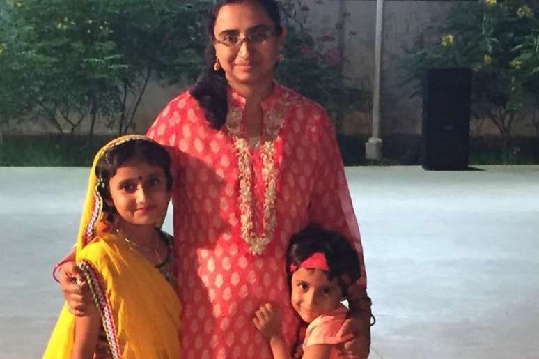 'Sonhar &eacute; proibido para n&oacute;s, meninas indianas', diz Tanusree Chaudhuri (na foto, com as filhas)