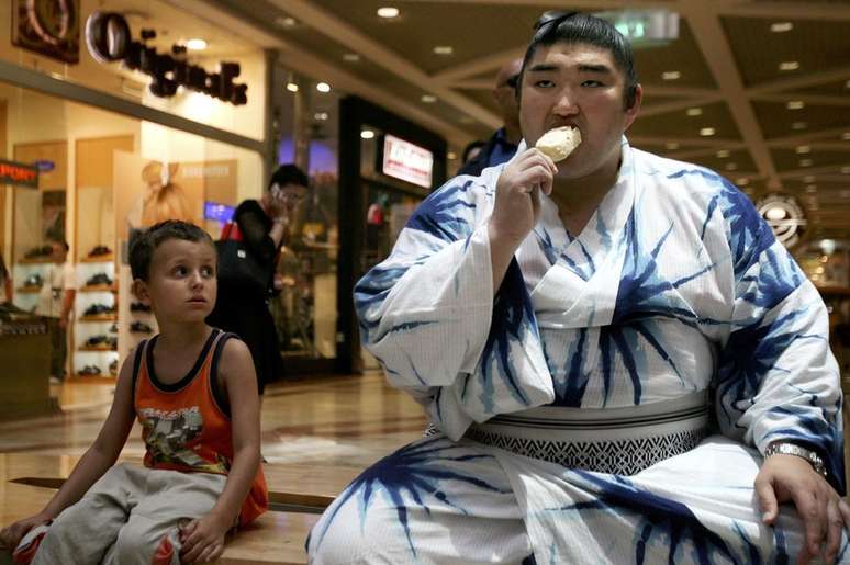 Lutadores de sumô devem se comportar segundo rígido código de conduta mesmo fora do ginásio (Foto: Getty Images)