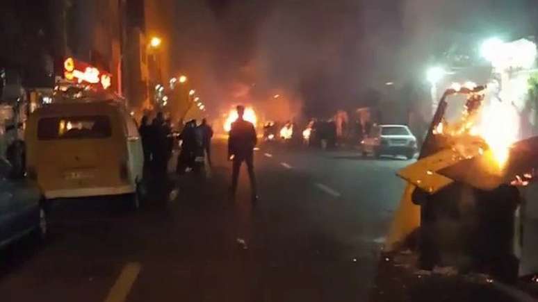 Teerã registrou pequenos incêndios nas ruas durante os protestos