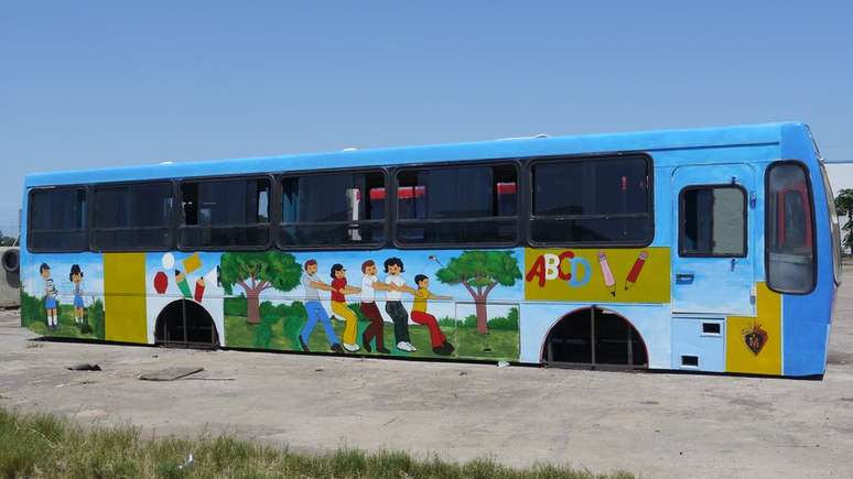 Primeiras salas-ônibus irão para a Escola Samora Machel e devem reduzir o número de turmas embaixo de árvore de 61 para 46 / Foto: Amanda Rossi