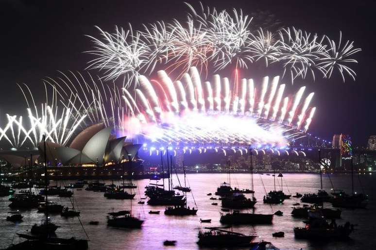 A tradicional queima de fogos iluminou o porto de Sydney, na Austrália, uma das primeiras cidades a entrar em 2018