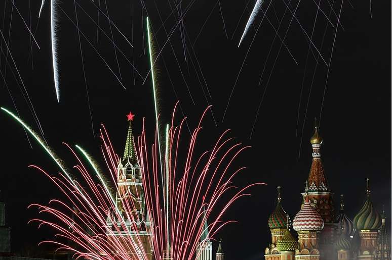 Fogos de artifício na praça Vermelha iluminaram a noite fria de Moscou