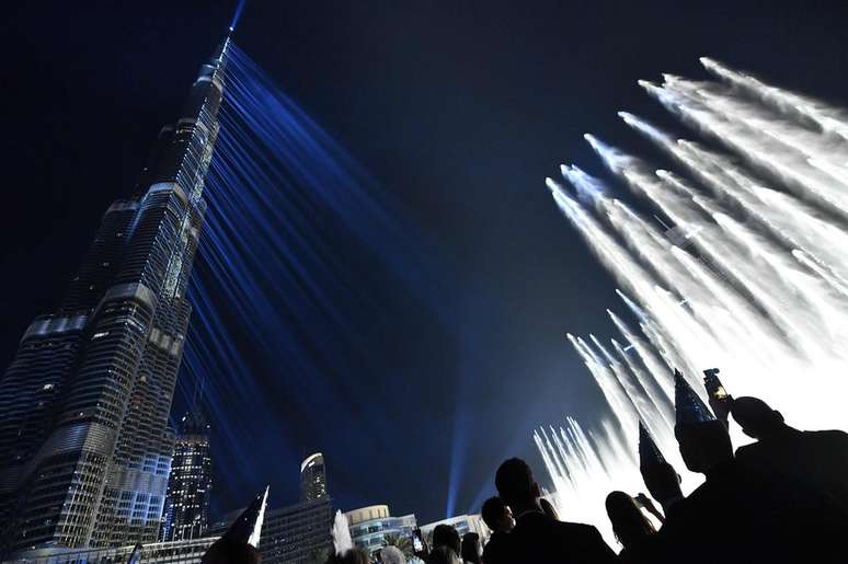 Raios laser festejaram 2018 ao longo do Burj Khalifa, em Dubai