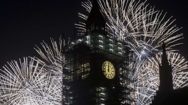 Em Londres, uma multidão se reuniu em volta do famoso Big Ben para celebrar 2018