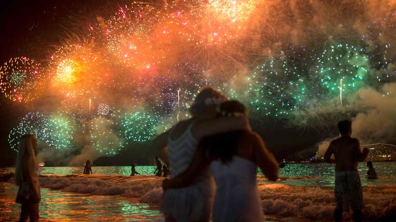 Tradicional queima de fogos na praia de Copacabana, no Rio de Janeiro