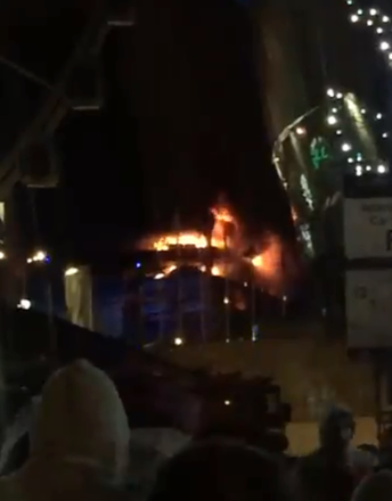 Inc&ecirc;ndio destruiu estacionamento em Liverpool