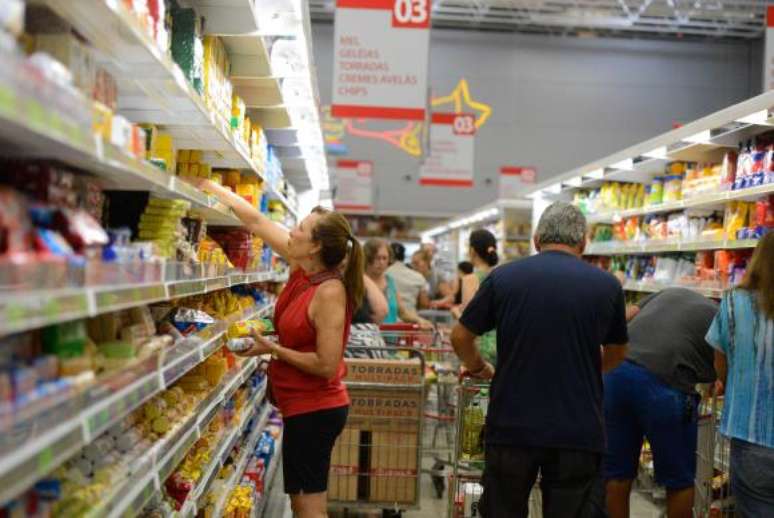 O segmento alimentação foi o que teve a maior alta, ao passar de uma deflação de 0,26% em novembro para uma inflação de 0,27% em dezembro    