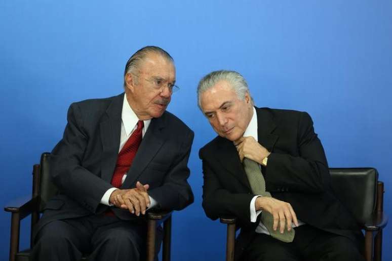 Presidente Michel Temer conversa com ex-presidente José Sarney durante cerimônia no Palácio do Planalto, Brasília