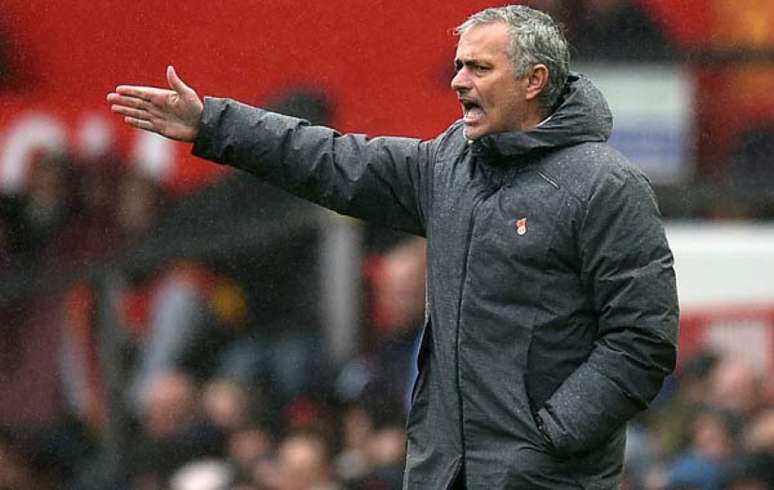 José Mourinho está em sua segunda temporada pelo Manchester United (Foto: Oli Scarff / AFP)