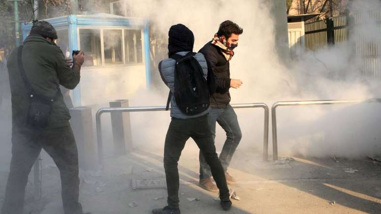 Protestos na Universidade de Teerã; onda atual de manifestações é comparável à ocorrida em 2009
