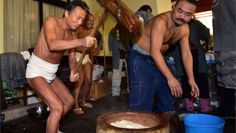 Japoneses preparam o mochi em Tóquio, socando e amassando o arroz cozido