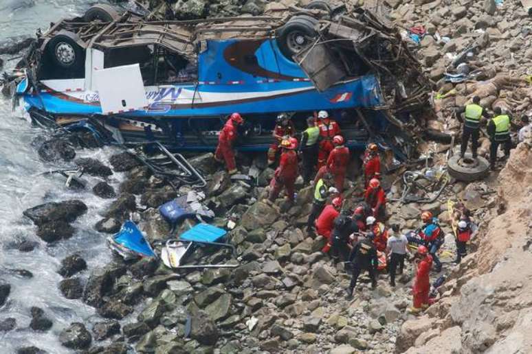 Ônibus cai em penhasco de 100 metros no Peru e mata mais de 20