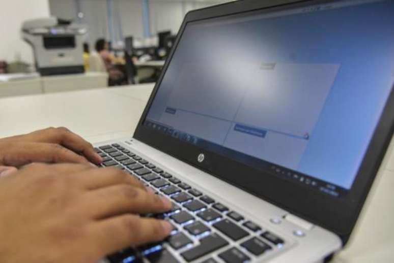 Segundo a análise, 28,3% dos estudantes do Brasil afirmaram que têm acesso a computadores com internet nas escolas