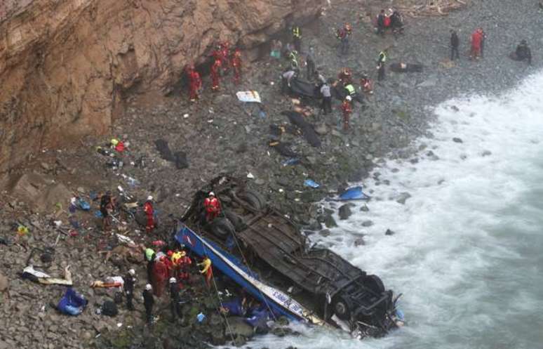 Acidente de ônibus no Peru deixou ao menos 48 mortos