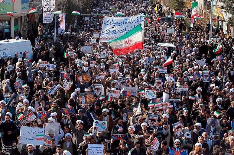 Iranianos participam de manifestação pró-governo no Irã 03/01/2018 Tasnim/Divulgação via REUTERS