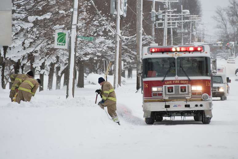 Bombeiros removem neve perto de hidrantes em Erie, na Pensilvânia
27/12/2017
REUTERS/Robert Frank