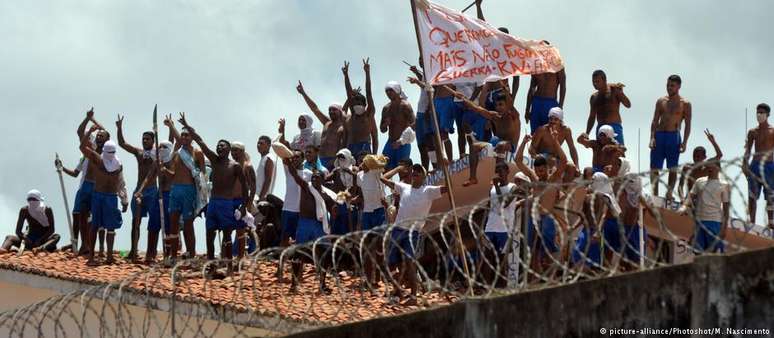 Presos rebelados no presídio de Alcaçuz, no Rio Grande do Norte, onde foram encontrados pelo menos 26 detentos mortos