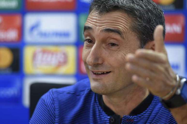 Neste mês, o técnico Ernesto Valverde deve ganhar um reforço para a zaga (Foto: Lluis Gene / AFP)