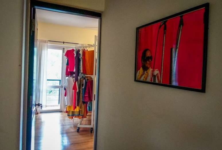 Artista indiana converteu c&ocirc;modo da casa em museu de roupas usadas por v&iacute;timas de abuso sexual | Foto: Asif Saud