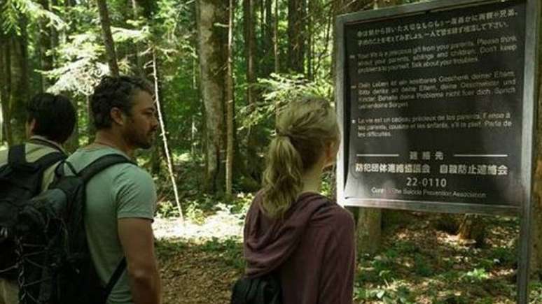 Filme 'Floresta Maldita' mostra um dos cartazes focados na preven&ccedil;&atilde;o ao suic&iacute;dio em Aokigahara | Foto: Gramercy Pictures