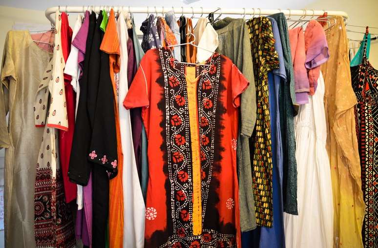 Roupa vermelha foi doada por vi&uacute;va - as vi&uacute;vas hindus s&atilde;o impedidas de usar vermelho, e ela foi assediada por isso | Foto: Asif Saud