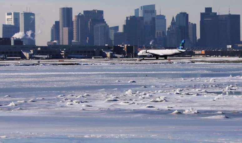 Avião espera para decolar ao lado de águas congeladas em Massachusetts, nos Estados Unidos 03/01/2018 REUTERS/Brian Snyder