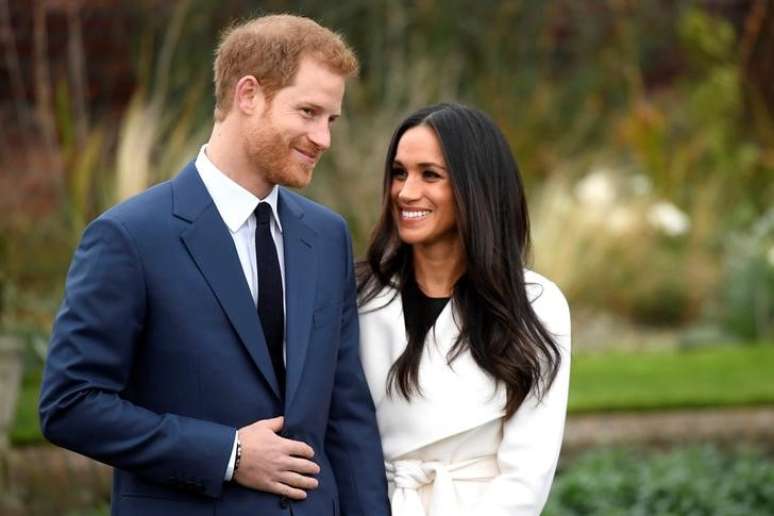 Príncipe Harry, do Reino Unido, posa com a noiva, Meghan Markle, no Palácio de Kensington em Londres 27/11/2017 REUTERS/Toby Melville