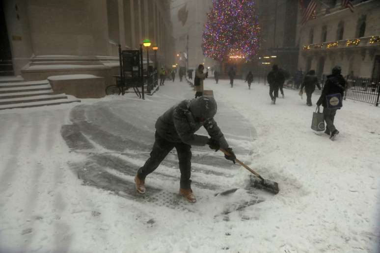 Homem limpa neve em calçada de Wall Street, em Nova York 04/01/2018 REUTERS/Lucas Jackson