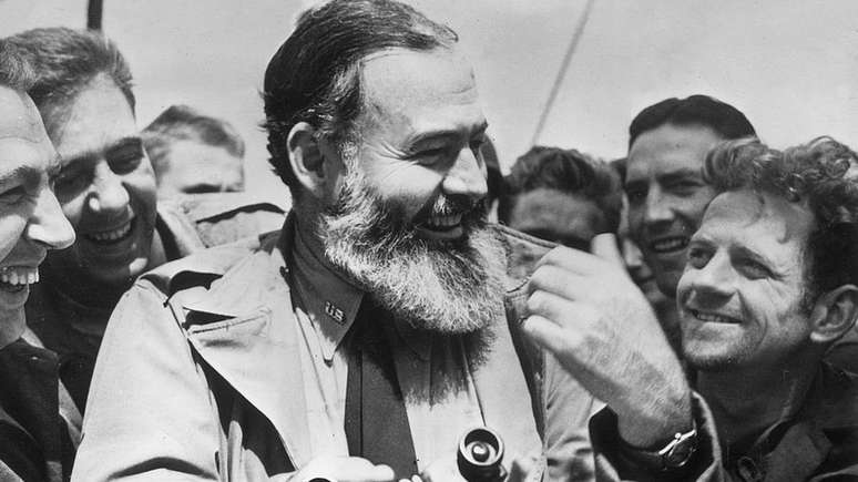 Soldados da 2ª Guerra levaram aos EUA a importância dos cuidados bucais; na imagem, militares ao lado de Ernest Hemingway, que trabalhou como correspondente de guerra