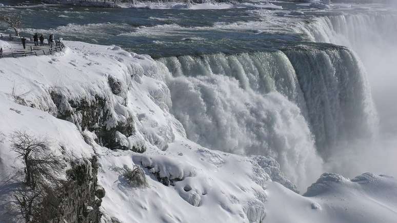 Até as Cataratas do Niagra congelaram