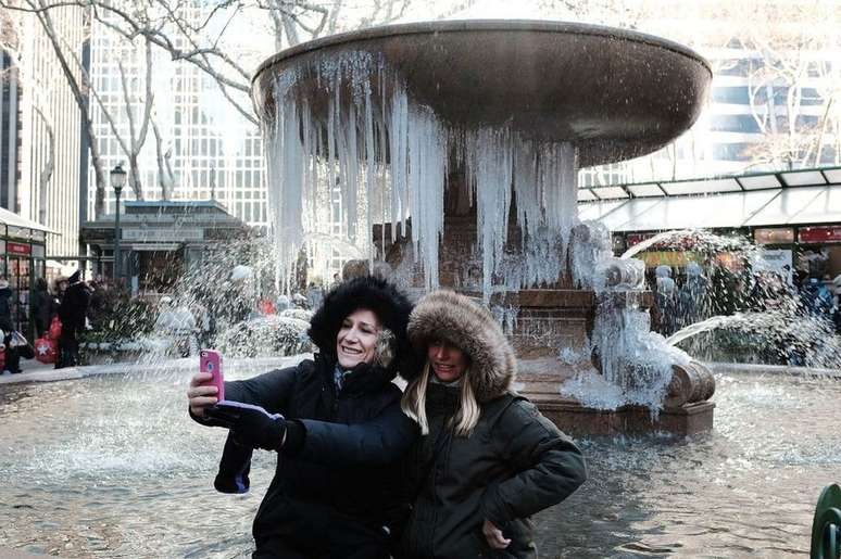 Turistas em Nova York aproveitaram para tirar fotos em frente a uma fonte congelada no Bryant Park