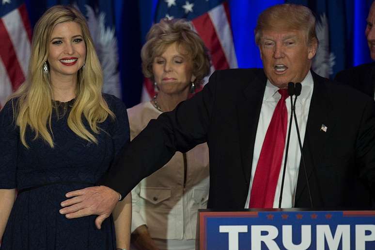 Trump afaga a barriga da filha Ivanka, que à epoca estava grávida, durante a campanha de 2016