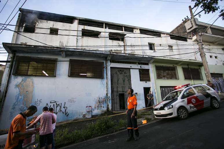 Incêndio atinge galpão da escola de samba Acadêmicos do Tucuruvi, na zona norte de São Paulo. De acordo com integrantes da agremiação, 75% das fantasias são confeccionadas no local. 