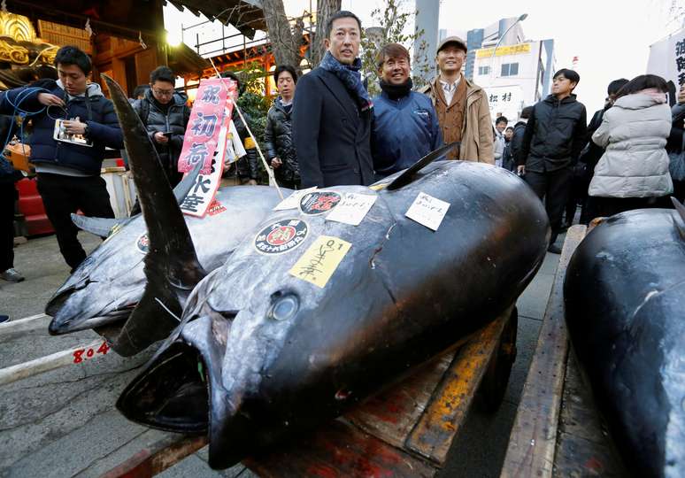 Presidente da companhia LEOC, propriet&aacute;ria de uma rede de restaurantes de sushi, Hiroshi Onodera, posa com um atum de 405 kg no mercado de peixes Tsukiji, em T&oacute;quio 05/01/2018 REUTERS/Toru Hanai