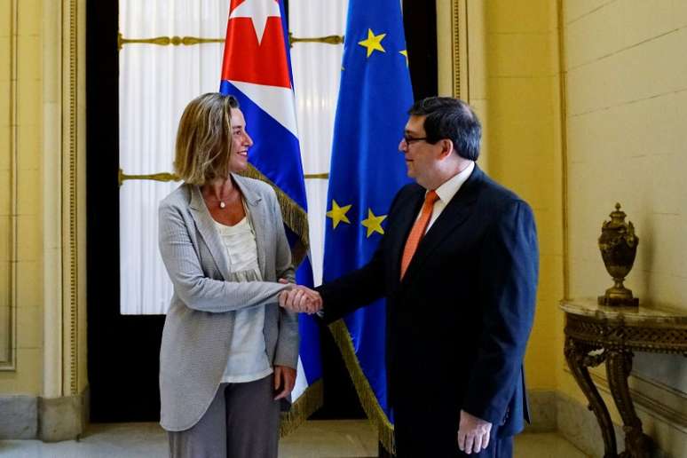 Representante de política externa da União Europeia, Federica Mogherini, cumprimenta ministro de Relações Exteriores de Cuba, Bruno Rodriguez, em Havana 04/01/2018 REUTERS/Alexandre Meneghini