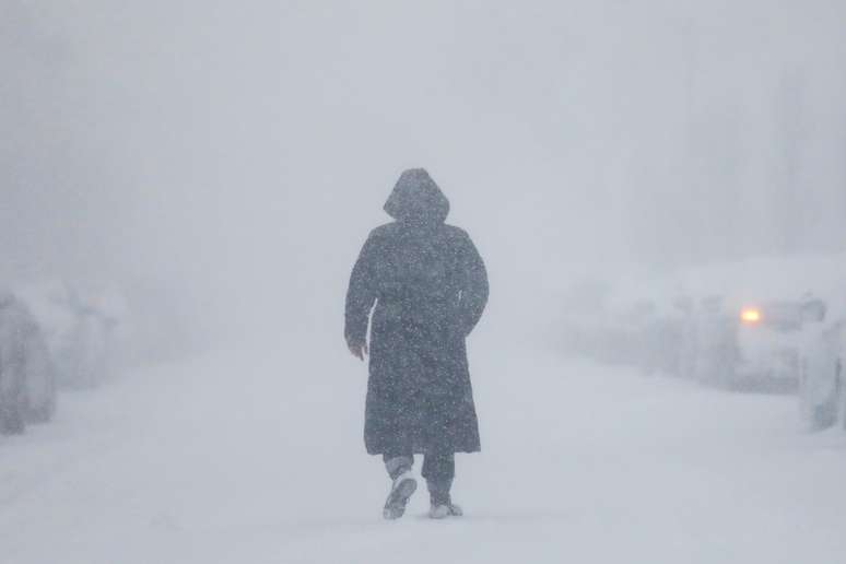 Mulher anda na rua durante nevasca em Nova York, nos Estados Unidos 04/01/2018 REUTERS/Shannon Stapleton 