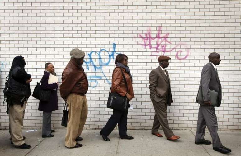 Desempregados formam fila para feira de empregos em Nova York, nos Estados Unidos 12/04/2012  REUTERS/Lucas Jackson 