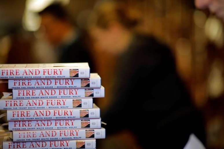 Cópias do livro "Fire and Fury: Inside the Trump White House", de Michael Wolff, em livraria em Washington
05/01/2018 REUTERS/Carlos Barria