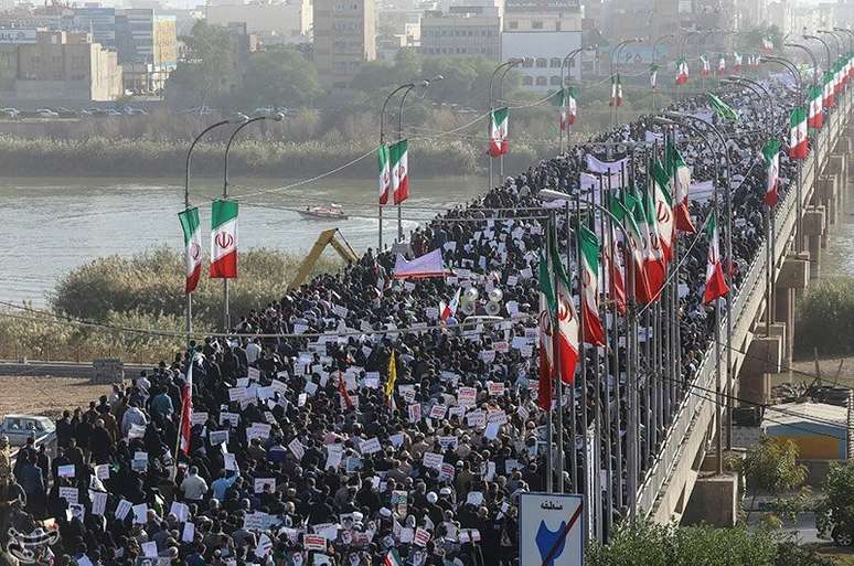 Pessoas participam de protesto no Irã 03/01/2018 Agência Tasnim/Divulgação via REUTERS
