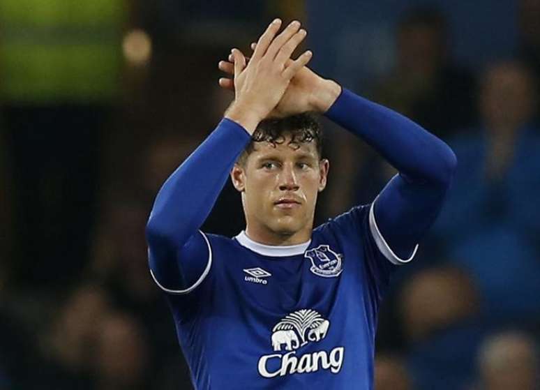 Ross Barkley aplaude torcedores ao ser substitu&iacute;do em jogo do Everton contra o Watford 
12/05/2017
Reuters/Andrew Yates