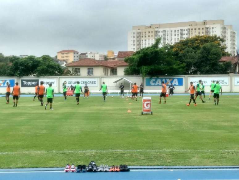 Jogadores trabalharam intensamente com bola já neste segundo dia de temporada (Foto: Felippe Rocha)