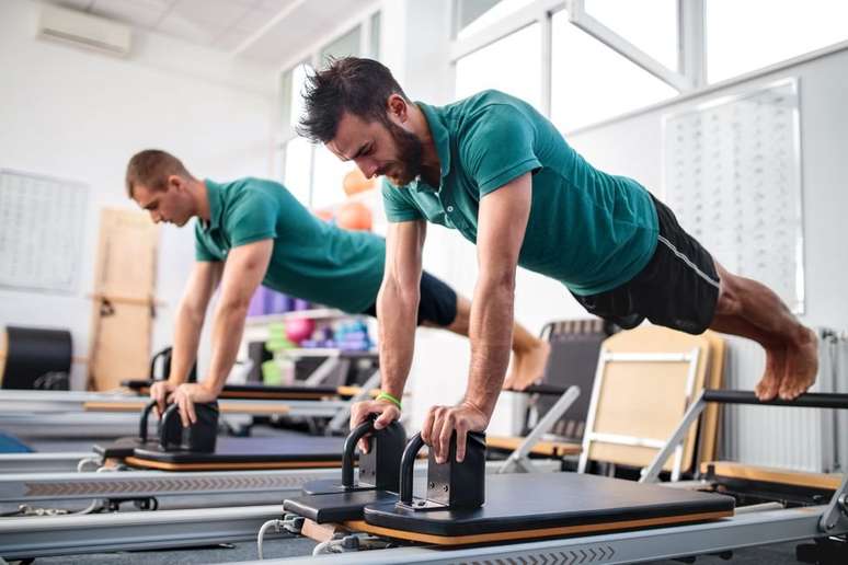 Pilates ajuda a desenvolver força. aumentar flexibilidade e melhorar a postura