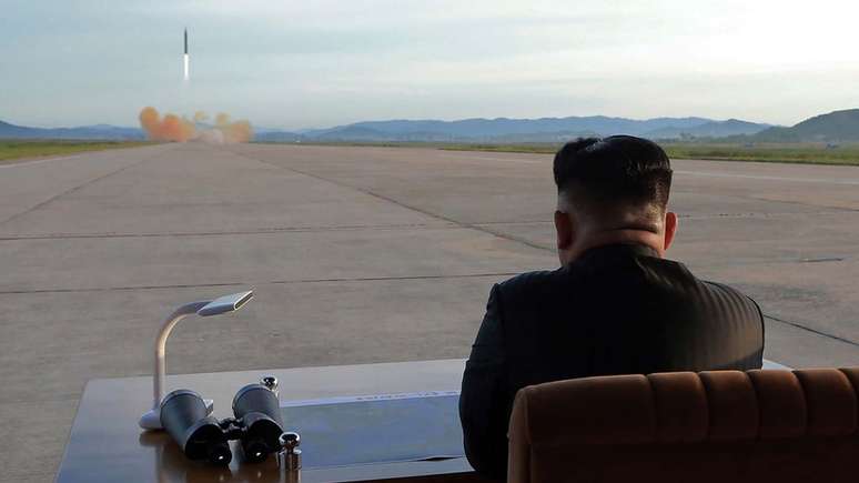 Kim Jong-un diz que pode atingir os Estados Unidos. Na imagem, ele supervisiona um teste balístico em data não especificada