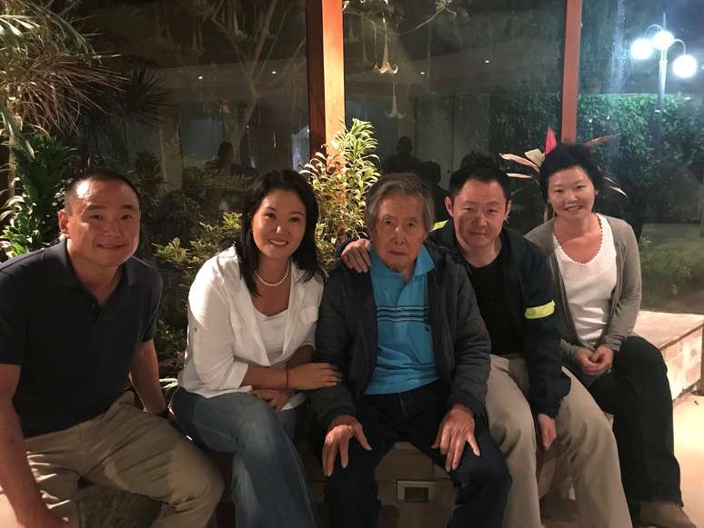 Ex-presidente Fujimori posa para fotos com familiares após deixar o hospital