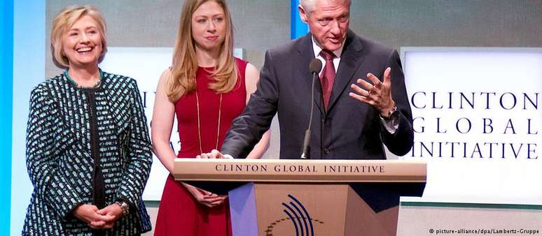 Hillary, a filha Chelsea e Bill Clinton em evento da Fundação Clinton em 2013