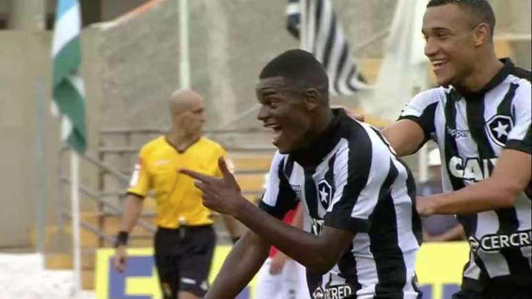 Ao lado do dono do jogo, Rodrigo comemora um dos sete gols (Foto: Reprodução)