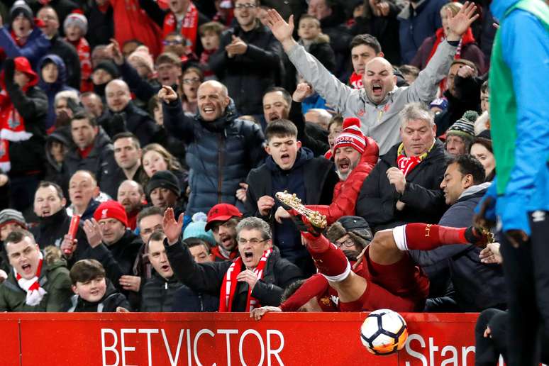 Firmino foi jogado para fora de campo por Holgate e foi parar junto da torcida