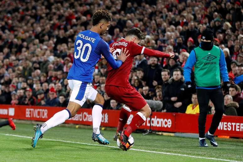 Disputa de bola entre Holgate e Firmino que deu origem &agrave; confus&atilde;o