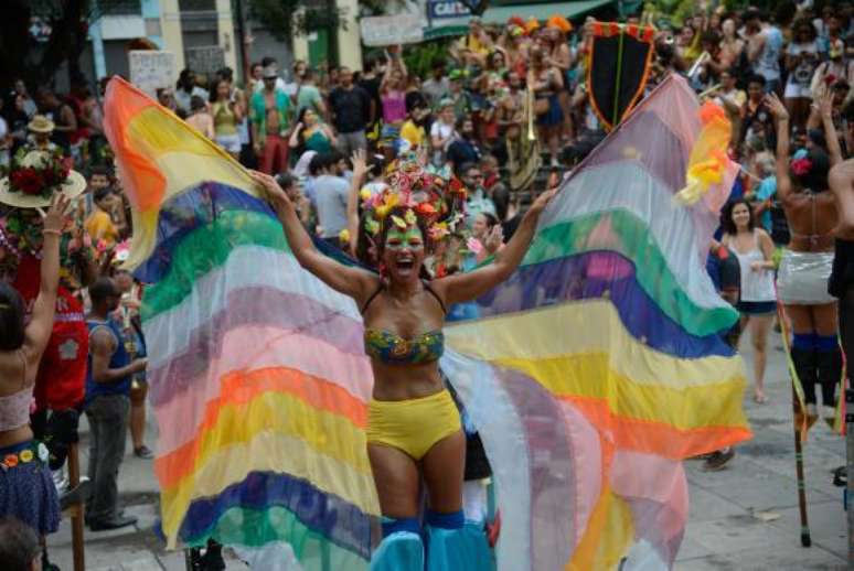 Blocos carnavalescos tocam na abertura do carnaval não oficial no centro do Rio de Janeiro